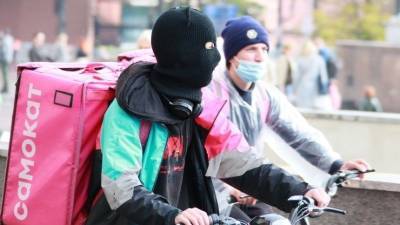 Блогер - Видео: петербургский курьер доставил еду, спрыгнув с моста на теплоход - 5-tv.ru - Санкт-Петербург