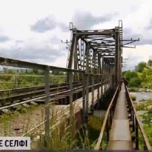 На железнодорожном мосту в Ивано-Франковске подростка ударило током. Видео - reporter-ua.com - Ивано-Франковск