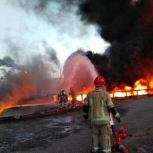 В Иране локализовали пожар на крупнейшем нефтеперерабатывающем заводе. Фото. Видео - reporter-ua.com - Иран - Тегеран
