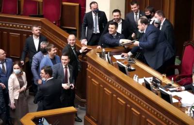 Владимир Зеленский - Нестор Шуфрич - Николай Тищенко - Тищенко перед голосованием «напал» на ноутбук вице-спикера (видео) - sharij.net - Ужгород