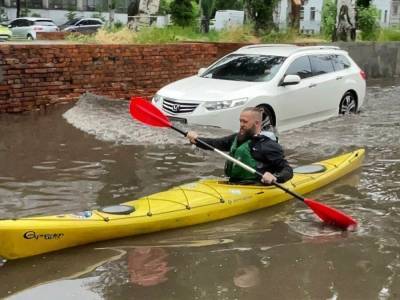 В центре Днепра мужчина плавал в огромной луже на байдарке. Видео - gordonua.com - Украина - Днепр