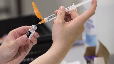 Мэтт Хэнкок - В Великобритании более 50% взрослых полностью вакцинировали от коронавируса - iz.ru - Англия