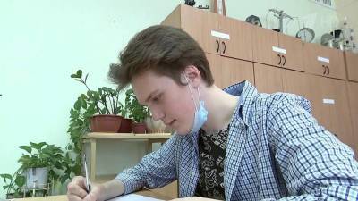 Выпускники школ сдают первый обязательный экзамен по русскому языку - 1tv.ru