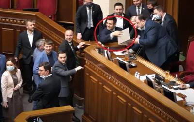Владимир Зеленский - Руслан Стефанчук - Николай Тищенко - Тищенко в зале Рады захлопнул ноутбук первого вице-спикера - real-vin.com