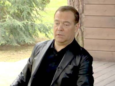 Дмитрий Медведев - Медведев ненадолго вышел в люди и опять стал мемом - newsland.com