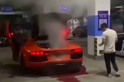 Китаец решил поджарить мясо на выхлопе Lamborghini и едва не сжег автомобиль - rupor.info