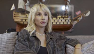 Светлана Лобода - Лободу в парике и золотом комбинезоне спутали с Шакирой, красноречивые кадры: «Ниже плинтуса опустилась…» - sport.politeka.net