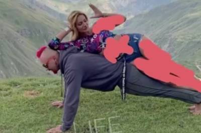 Мужчина сфотографировался с девушками в Дагестане, извинился и пообещал поменять внешность - znak.com - Санкт-Петербург - респ. Дагестан