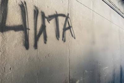 Полицейские Улан-Удэ задержали двух читинцев, исписавших нецензурными словами фасад дома - chita.ru - Улан-Удэ - Чита