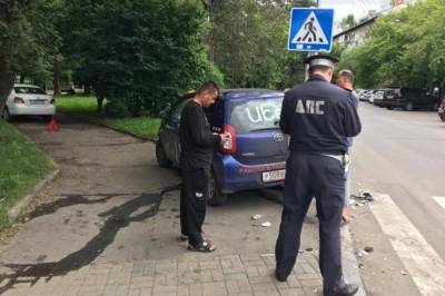 В Хабаровске автомобиль выбил такси на тротуар из-за пешеходов - hab.aif.ru - Хабаровск