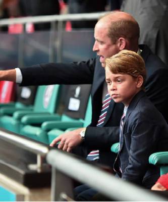 принц Уильям - Гарри - Зачем мужчинам одеваться одинаково? Пример принца Уильяма и его сына - skuke.net - Англия