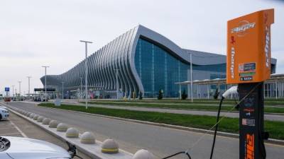 В Симферопольском аэропорту появились "заправки" для электромобилей - crimea.ria.ru - Крым - Симферополь