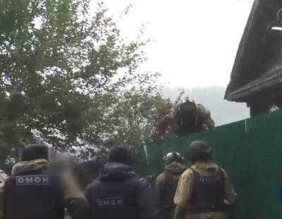 В Кузбассе женщина создала ОПГ: штурм дома наркоторговки сняли на видео - gazeta.a42.ru