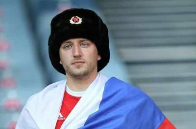 Дмитрий Свищев - Украинские болельщики избили мужчину с российским флагом перед матчем Украина — Швеция - news-front.info - Россия - Украина - Швеция