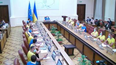 Владимир Зеленский - Александр Зинченко - Денис Шмыгаль - Кабмин Украины пришел на заседание в форме национальной сборной по футболу - gazeta.ru - Украина - Швеция