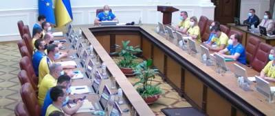 Денис Шмыгаль - Члены Кабинета министров пришли на заседание в футболках сборной Украины по футболу - w-n.com.ua - Украина - Англия - Швеция - Рим