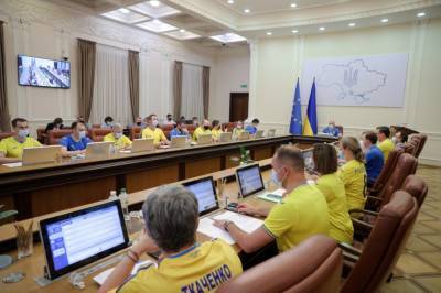 Денис Шмыгаль - Министры пришли на заседание Кабмина в форме сборной Украины по футболу - vchaspik.ua - Украина - Швеция