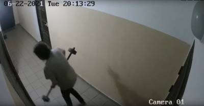 В Твери мужчина ломает двери в чужие квартиры и терроризирует соседей - afanasy.biz - Тверь
