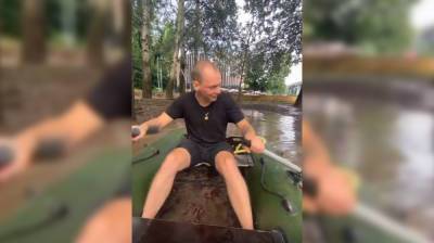 Воронежцы на лодке сплавились по превратившемуся в Венецию Центральному парку - vestivrn.ru