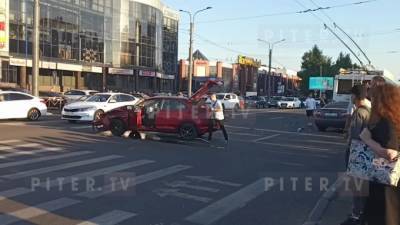 В результате аварии у ТЦ "Академ-Парк" иномарка врезалась в троллейбус - piter.tv - район Калининский