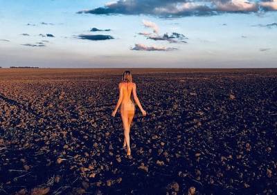 Любовь Толкалина - Рязанская актриса Любовь Толкалина сфотографировалась обнаженной в поле - ya62.ru - Крым - Рязанская обл. - Рязань