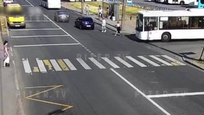 На Звездной улице в результате ДТП петербурженка попала под автобус - piter.tv - р-н. Московский