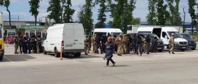 В Киеве вооруженные напали на рынок «Столичный» и разбивали прилавки: пострадали трое полицейских - w-n.com.ua - Киев - Киевская обл.