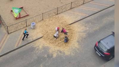 В воронежском райцентре УК сделала песочницу для детей посреди дороги - vestivrn.ru - Воронеж - Лиски