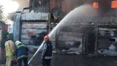 Мощный пожар произошел в здании автосервиса в Мытищах - iz.ru