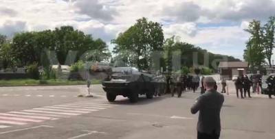 Рейдеры-националисты на БТРе штурмуют киевский рынок, прорывая полицейский кордон - free-news.su