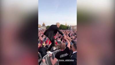 Диана Арбенина - Арбенина прыгнула в толпу во время концерта на Дворцовой площади - piter.tv - Пмэф