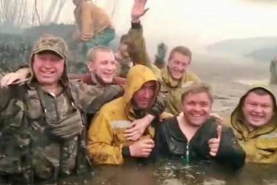 Евгений Куйвашев - Куйвашев поручил наградить пожарных, спасшихся в воде от огня в Тюменской области - eburg.mk.ru - Тюменская обл. - Свердловская обл.