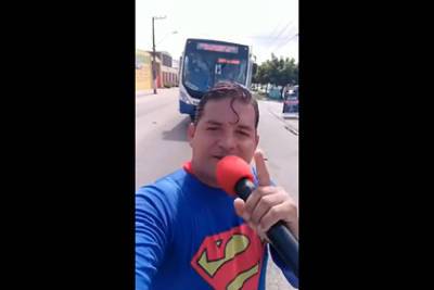 Переодетого в костюм супермена комика сбил автобус - lenta.ru - Бразилия