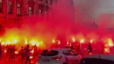 Десятки людей с зажженными файерами вышли на улицу Белинского - piter.tv - Санкт-Петербург - Канада