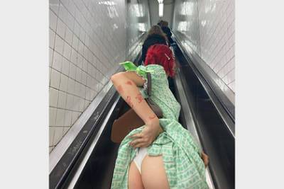 Иван Ургант - Дочь Урганта снялась в белье в метро и вывела из себя подписчиков - lenta.ru