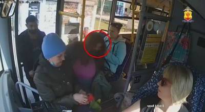 Задержали женщину, которая толкала людей в транспорте и вытаскивала их кошельки в Чебоксарах - pg21.ru - респ. Чувашия - Чебоксары