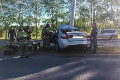 В Нижнекамске авто буквально намотало на столб, чудом никто не погиб - kazan.mk.ru - Нижнекамск