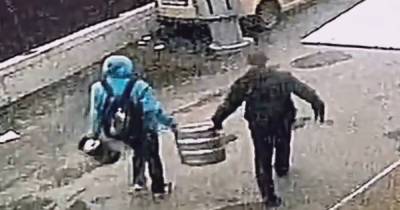 Двое мужчин украли кеги с алкоголем из ресторана в центре Москвы - moslenta.ru - Москва - с. Видео