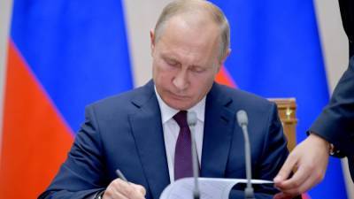 Владимир Путин - Алексей Навальный - Путин подписал закон о запрете избираться причастным к экстремизму - svoboda.org
