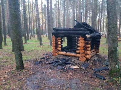 Спалившие избушку Бабы Яги в Ухте вандалы выслушали приговор - komiinform.ru - Ухта