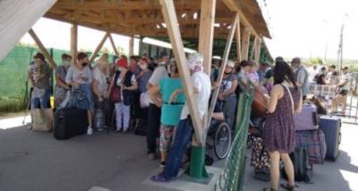 Вчера на КПВВ «Станица Луганская» десять человек не пустили в Украину. Почти 40 человек просили помощь с установкой «Вдома» - cxid.info - станица Луганская