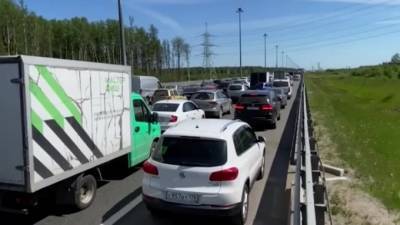 "Стоит наглухо". Водители ждут приезда президента в пробках на КАД - piter.tv - Санкт-Петербург