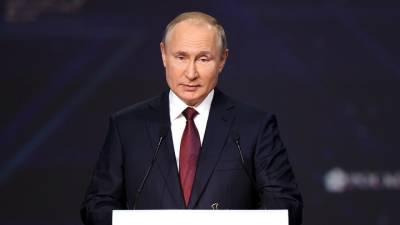 Владимир Путин - Путин поручил организовать условия для платной вакцинации иностранцев в России - vm.ru