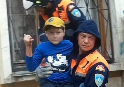 В Магнитогорске ребенок застрял в оконной решетке - znak.com - Челябинск - Магнитогорск