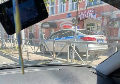В центре Рязани автомобиль ГИБДД припарковался на тротуаре, в полиции прокомментировали ситуацию - ya62.ru - Рязань