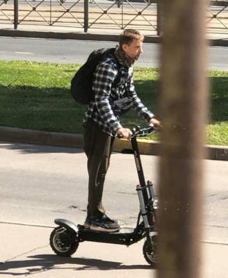 В Петербурге закладчик, сбивший 5-летнюю девочку, утопил электросамокат и выкрасил волосы - znak.com - Санкт-Петербург