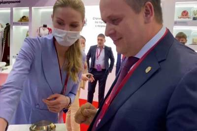 Андрей Никитин - Губернатор Новгородской области отчеканил юбилейную монету на ПМЭФ - mk.ru - Новгородская обл. - Великий Новгород