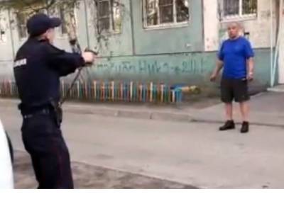 В Иркутской области полицейские обезвредили напавшего на них мужчину с ножами - province.ru - Иркутская обл.