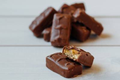 Педиатр рассказала, опасны ли шоколадные батончики для детей - vm.ru