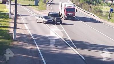 Gelandewagen перевернулся в воздухе при ДТП под Петербургом - iz.ru - Ленинградская обл. - Санкт-Петербург